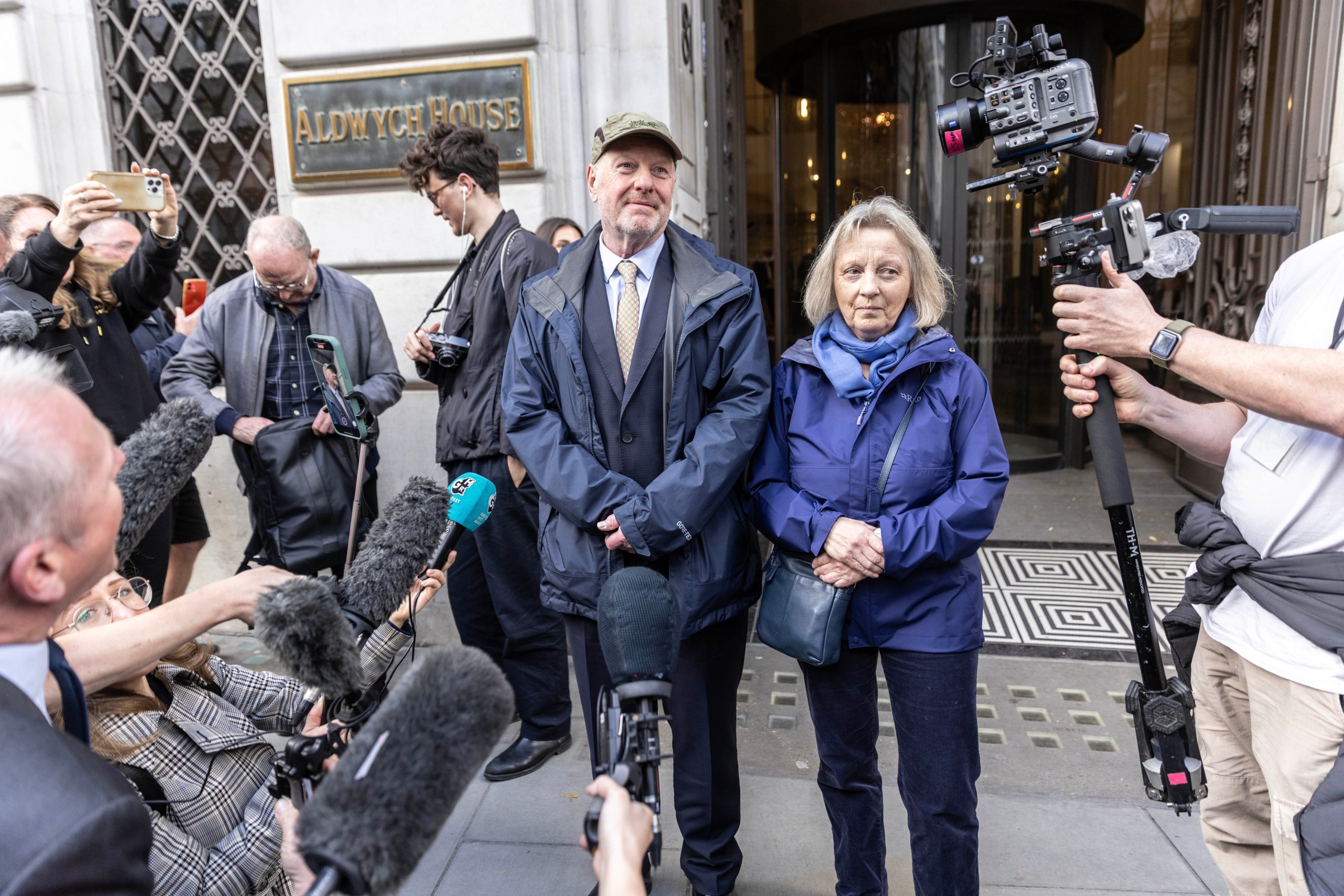 Alan Bates, el exdirector de la oficina de correos, habla con los medios junto a su esposa, Suzanne, después de declarar en la investigación de la Oficina de Correos