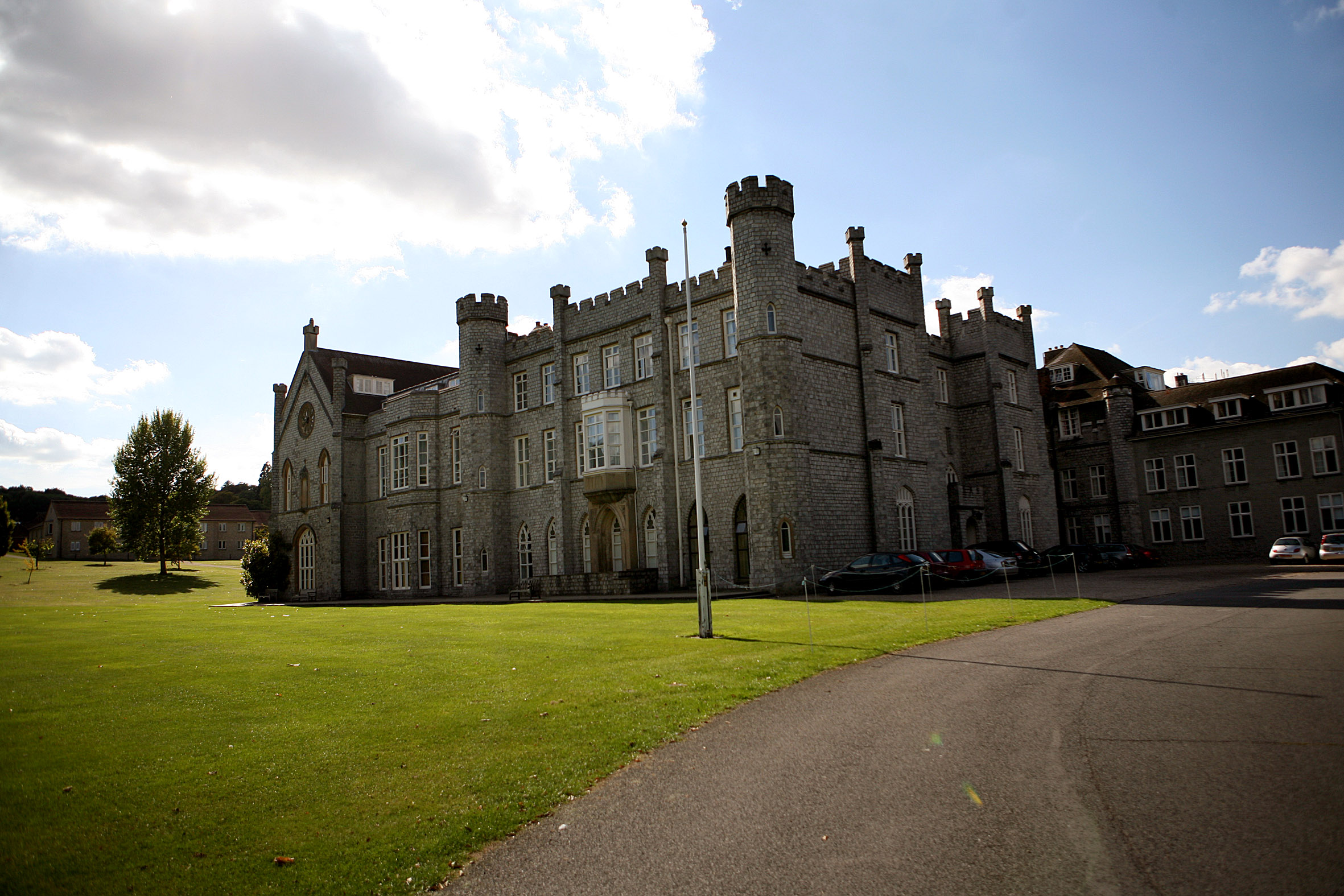 Wycombe Abbey en High Wycombe tiene excelentes resultados en exámenes. Caitlyn, fanática de Harry Potter, decidió ir allí a los 11 años