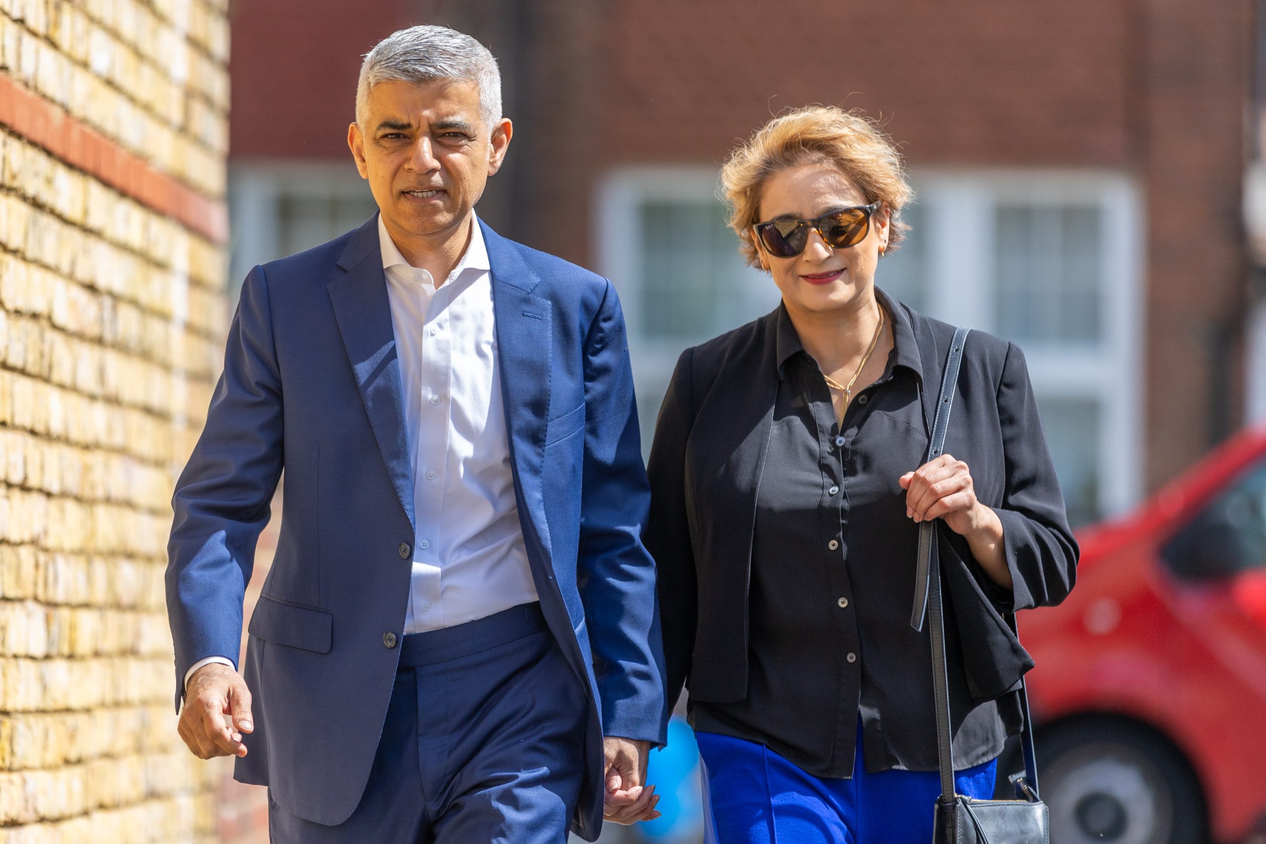 Khan, fotografiado con su esposa Saadiya, ha enfrentado amenazas durante sus ocho años en el Ayuntamiento