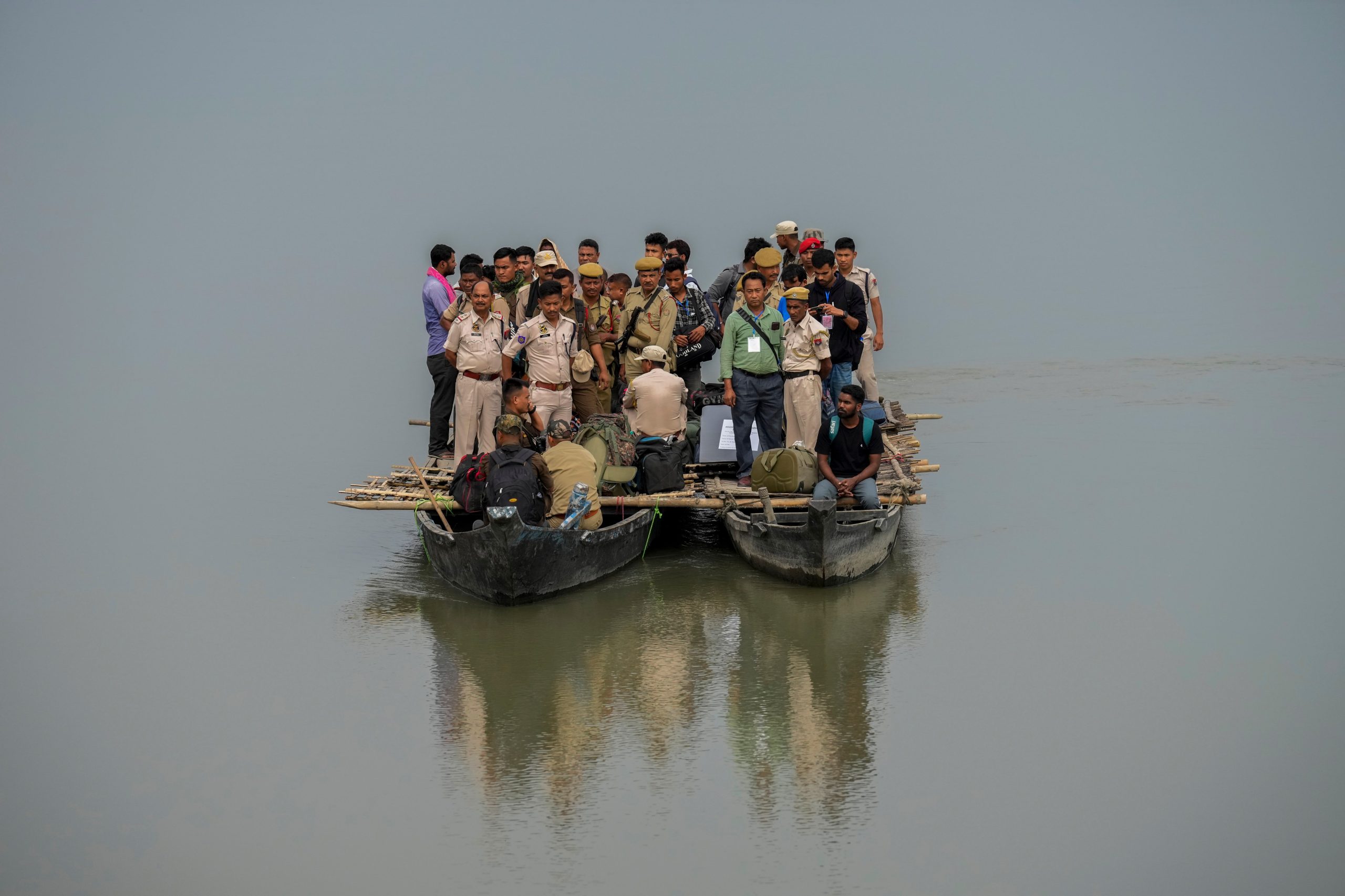 Funcionarios de votación y personal de seguridad tuvieron que cruzar el río Brahmaputra para llegar a una casilla de votación remota en el noreste de Assam